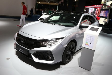 Hãng xe ôtô Honda vừa ra mắt Civic sử dụng động cơ diesel cạnh phiên bản Civic Type R tại triển lãm ôtô Frankfurt. Theo công bố, mẫu xe ôtô Honda Civic diesel sở hữu mức tiêu thụ nhiên liệu khá ít, và chắc chắn nó sẽ khiến nhiều người tiêu dùng phải bất ngờ.